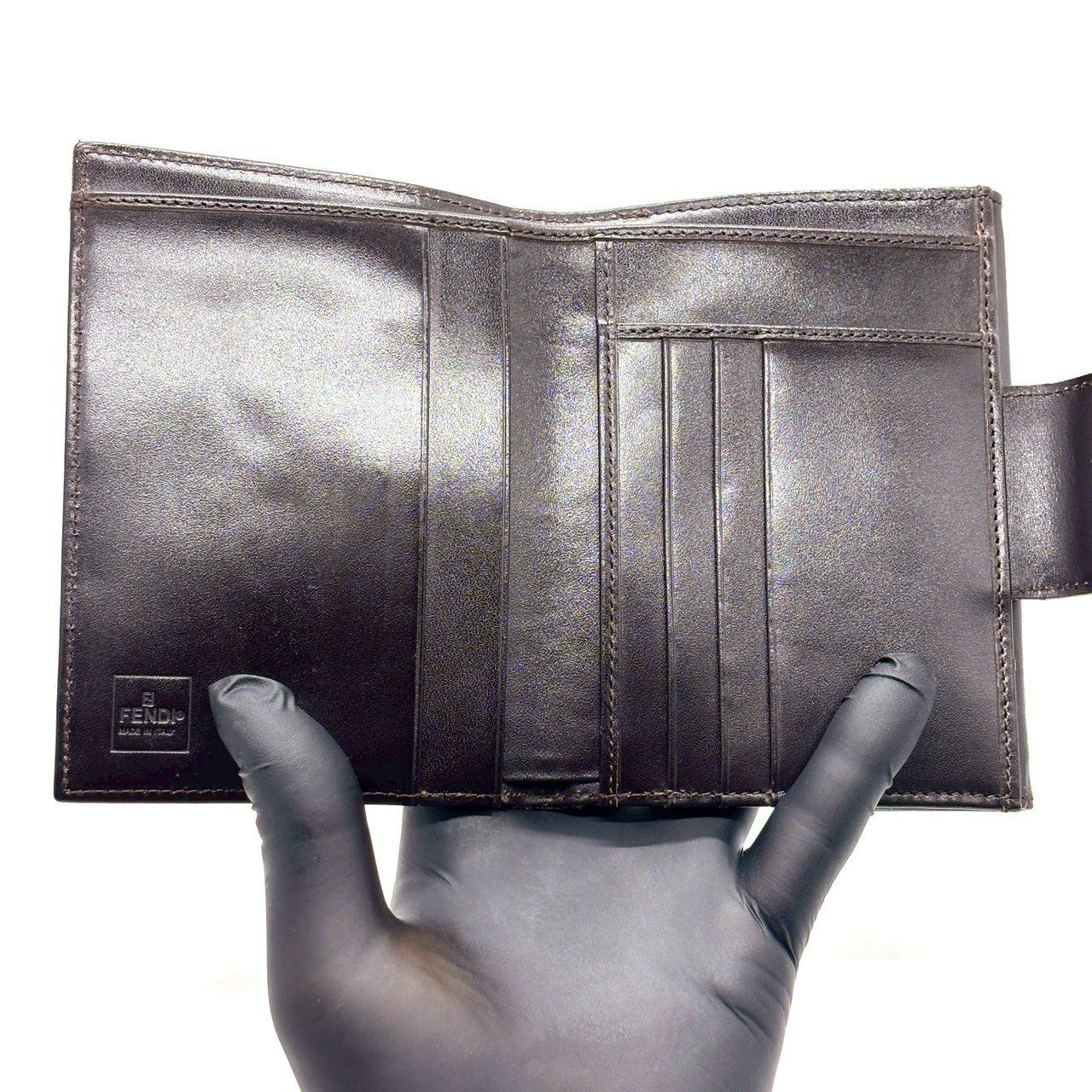 時代を超える象徴美】 FENDI フェンディ 二つ折り財布 ズッカ柄