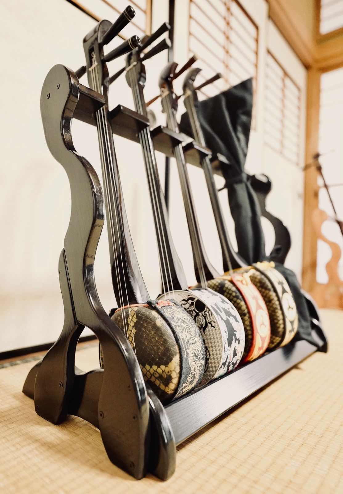 １台 手作り木工 木製三線スタンド 黒漆仕上げ ６丁掛け