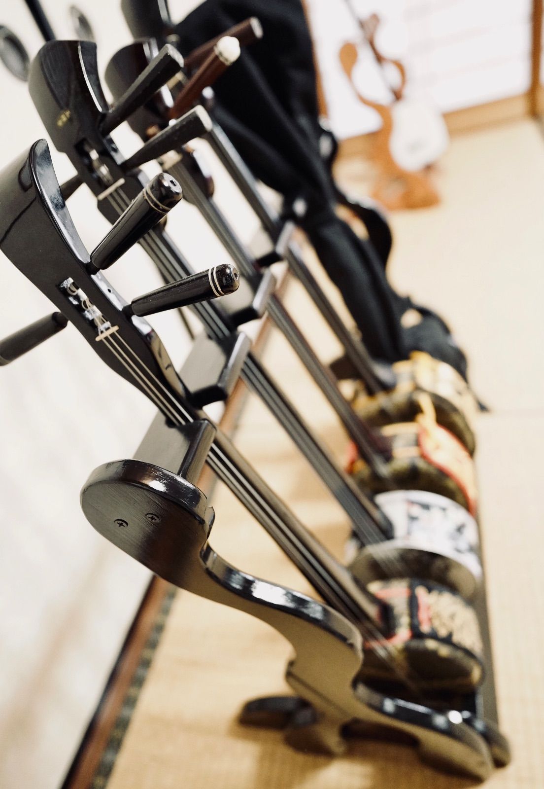 １台 手作り木工 木製三線スタンド 黒漆仕上げ ６丁掛け