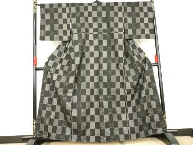 平和屋着物 本場大島紬 カタス7マルキ 市松吉祥文 黒地 正絹 cs