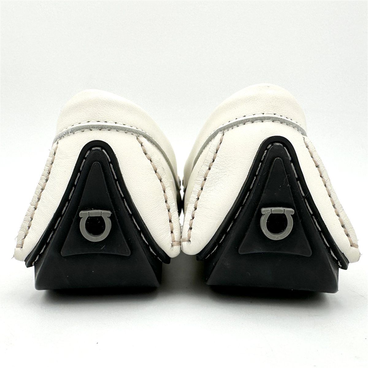 ■新品未使用■ Ferragamo ガンチーニ ドライビングシューズ 本革 ホワイト 1804T