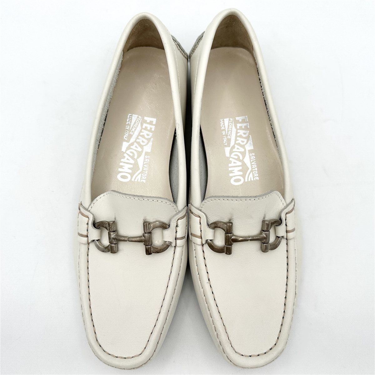 ■新品未使用■ Ferragamo ガンチーニ ドライビングシューズ 本革 ホワイト 1804T
