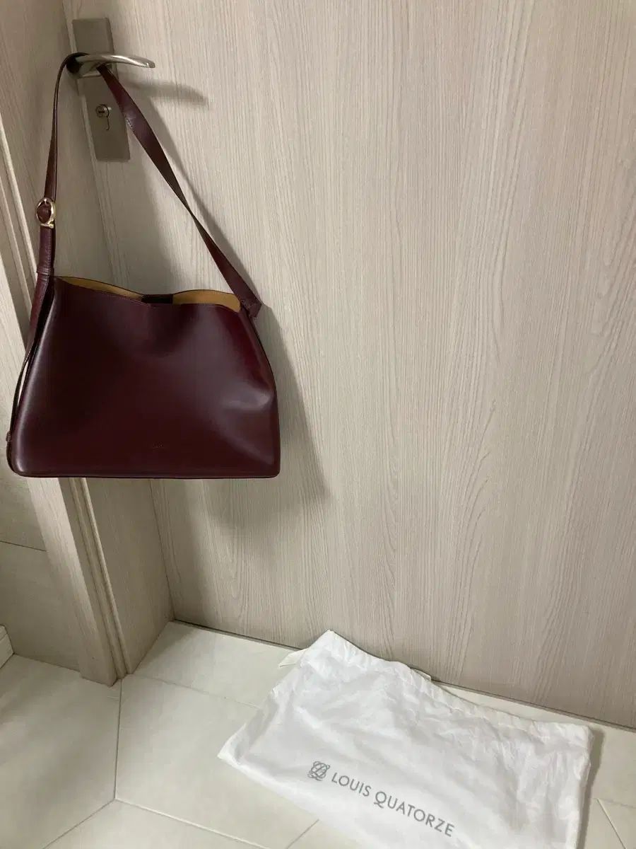 Louis Quatorze バーガンディ バッグ