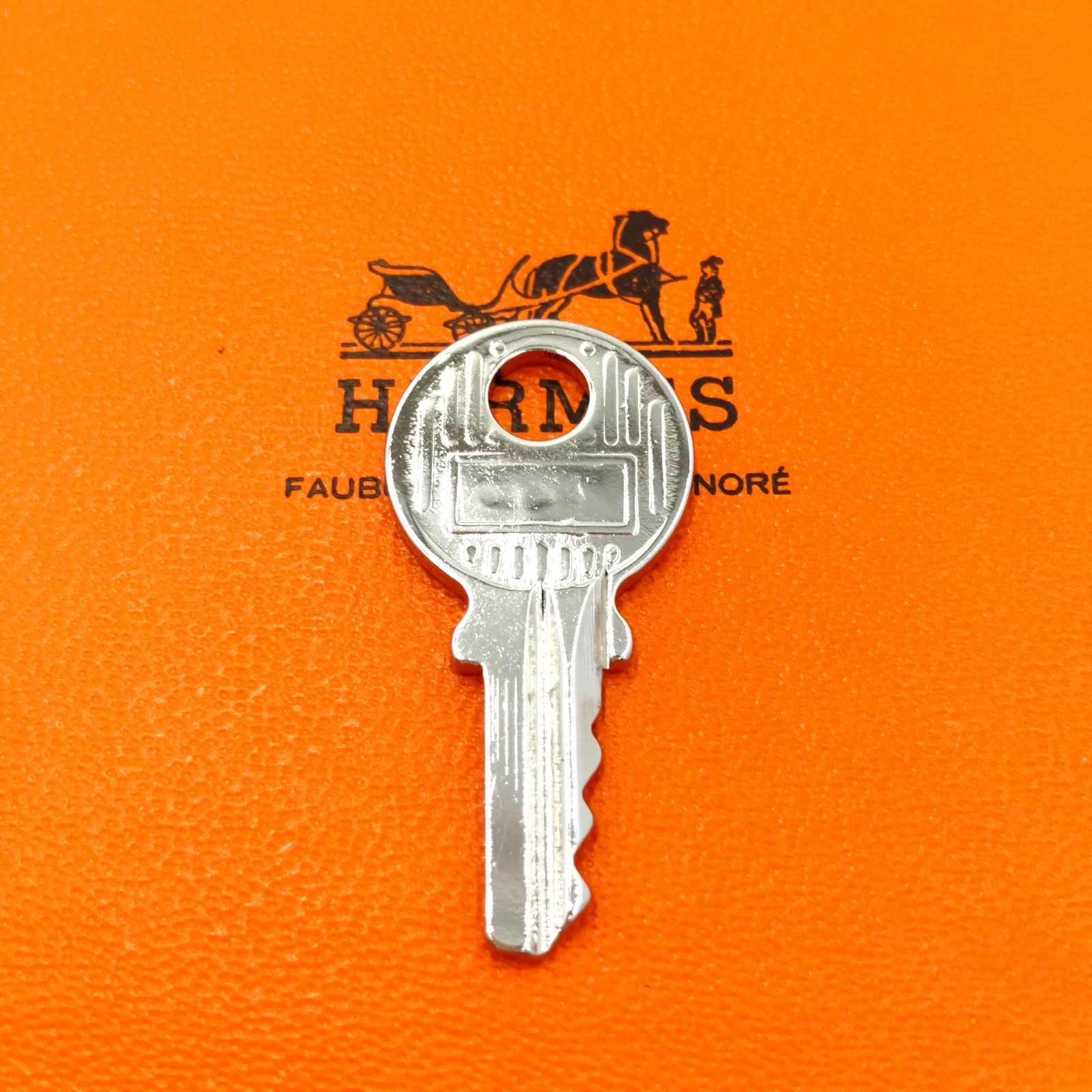 極美品 HERMES エルメス カデナ 114番 鍵のみ 南京錠 シルバー パッド