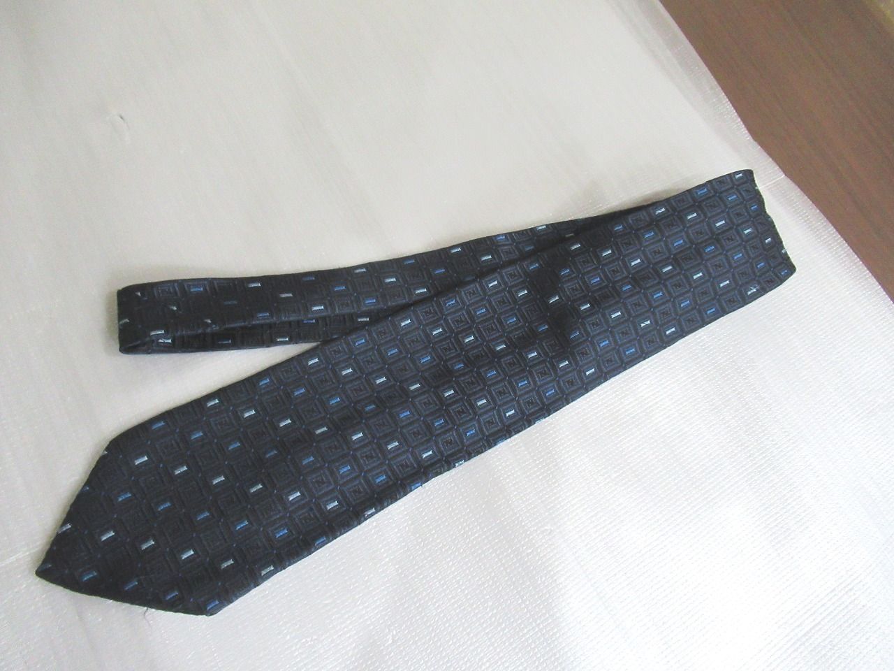 【極美品】FENDI フェンディ ネクタイ ソリッドタイ ネイビー 光沢 極美品】FENDI フェンディ ネクタイ ソリッドタイ ネイビー 光沢