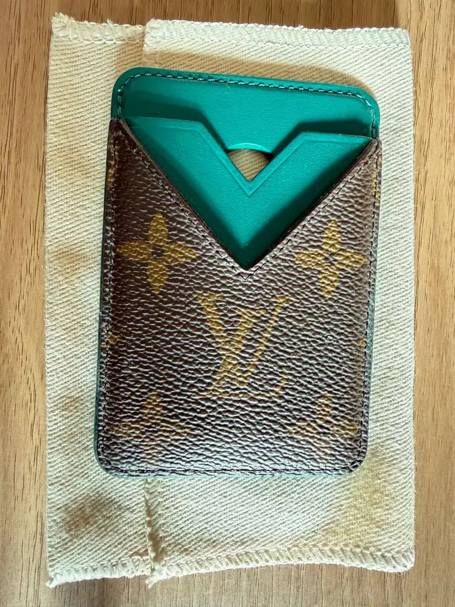 ルイヴィトン マグセーフ カードウォレット グリーン モノグラム