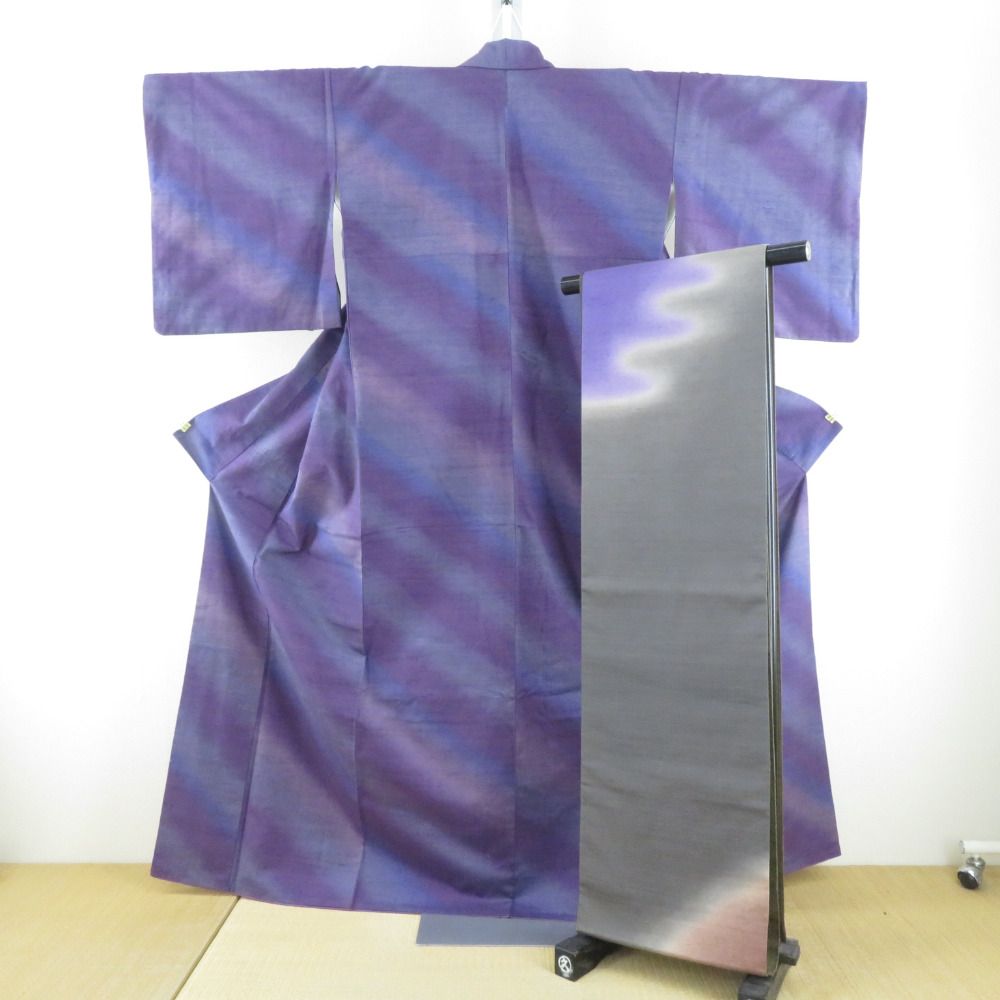 紬 着物 洒落袋帯とセット 漢方染め 菅原結 落款入り 作家物 紫色 ぼかし 斜め縞模様 広衿 正絹 仕立て上がり着物 身丈162 cm