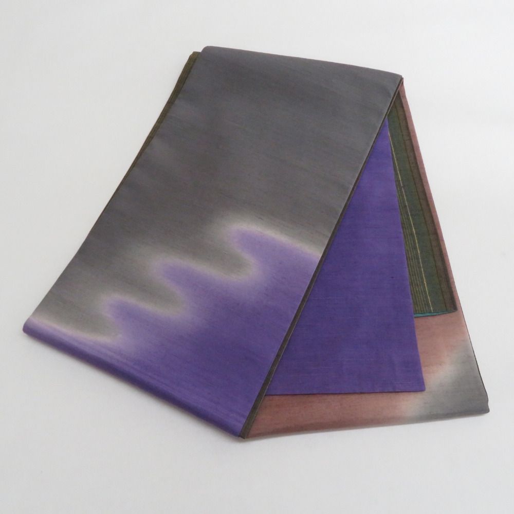  紬 着物 洒落袋帯とセット 漢方染め 菅原結 落款入り 作家物 紫色 ぼかし 斜め縞模様 広衿 正絹 仕立て上がり着物 身丈162 cm 紬 着物