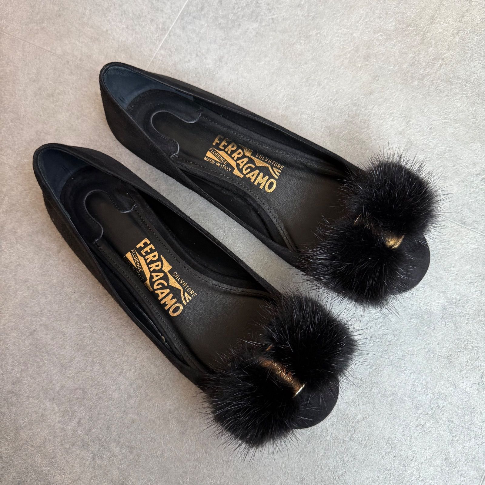 SalvatoreFerragamo サルヴァトーレフェラガモ VARA ヴァラリボン ミンクファー フラットシューズパンプス バレエシューズ ブラック 黒 ゴールド金具 スエード 5 D レディース靴 22.5 cm