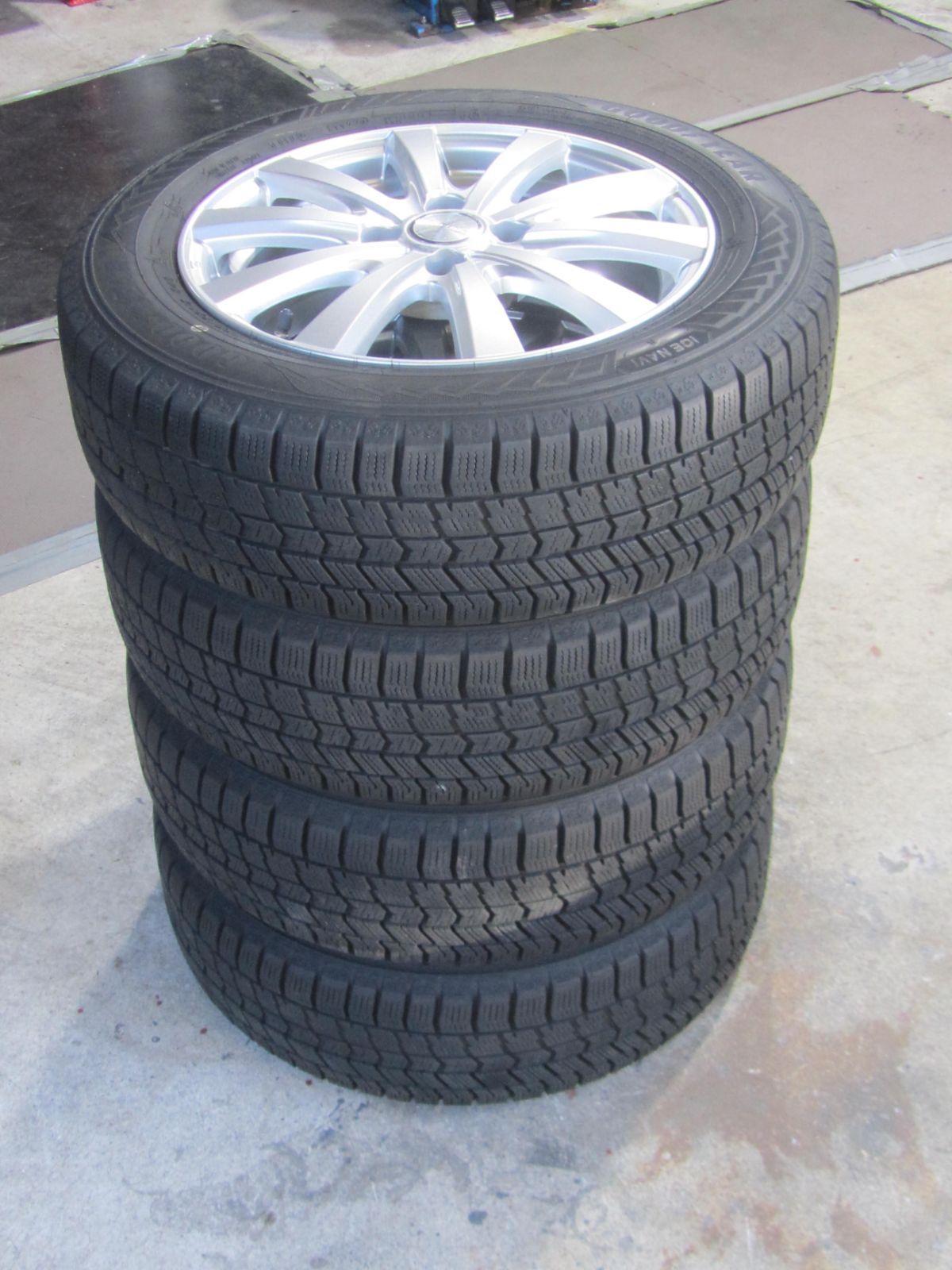 大特価】175/65R15 スタッドレス グッドイヤー アイスナビ8 カローラ