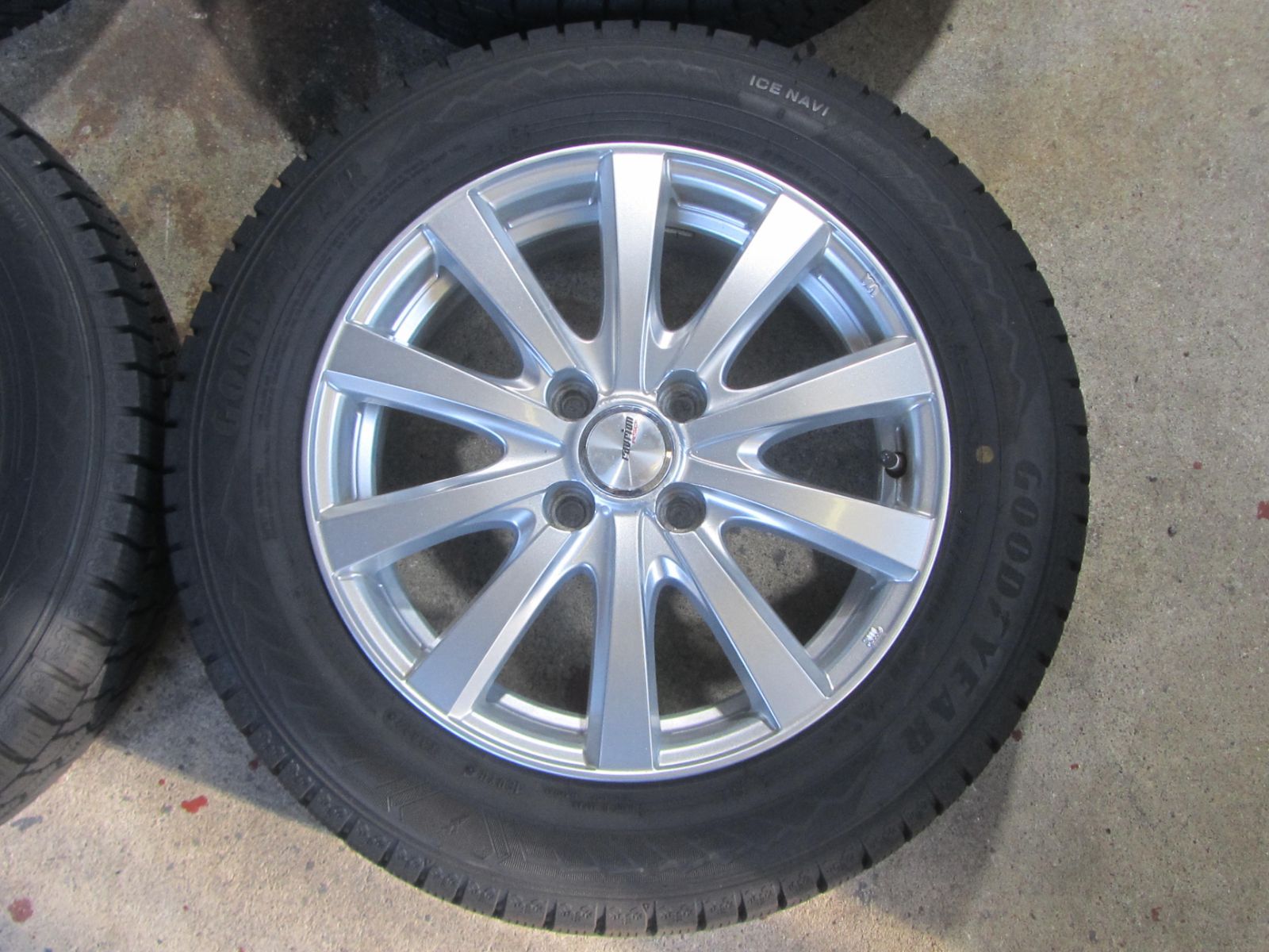 大特価】175/65R15 スタッドレス グッドイヤー アイスナビ8 カローラ