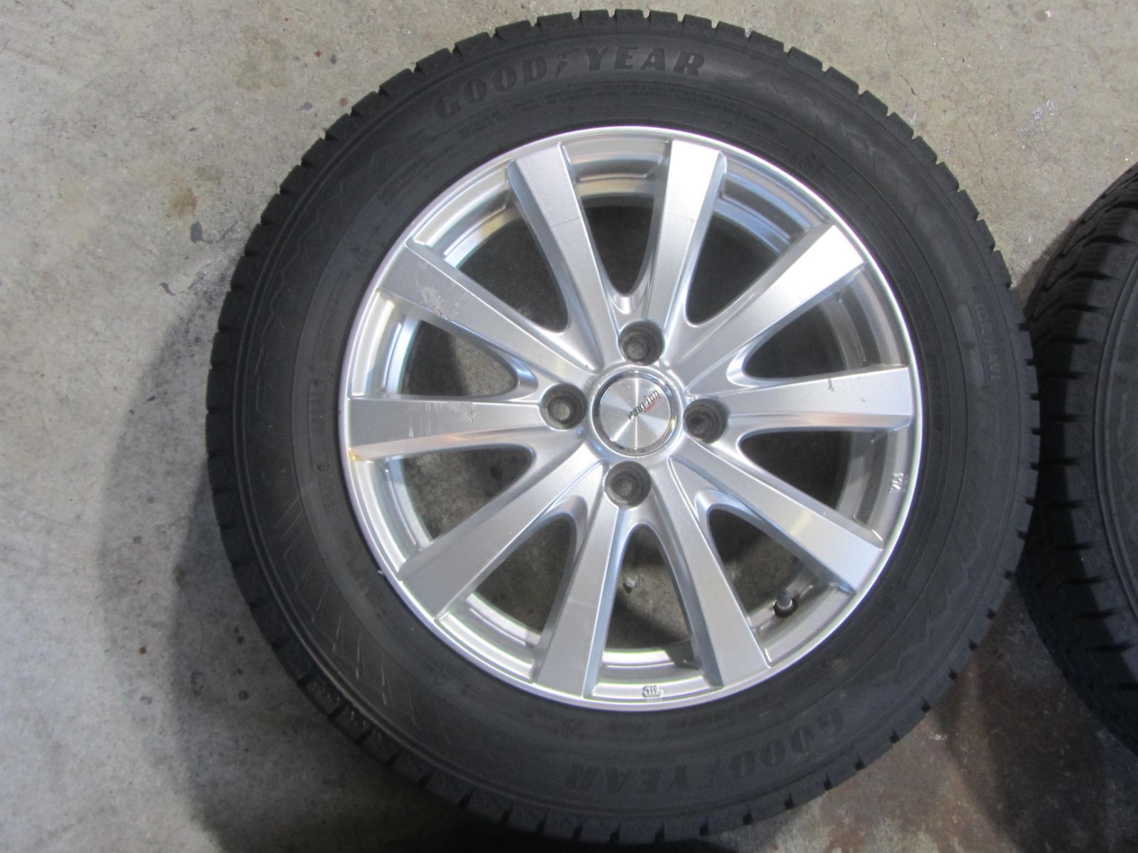 大特価】175/65R15 スタッドレス グッドイヤー アイスナビ8 カローラ