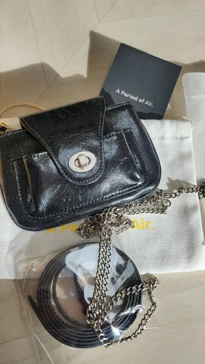 A Period of Air ブラック チェーン ミニバッグ