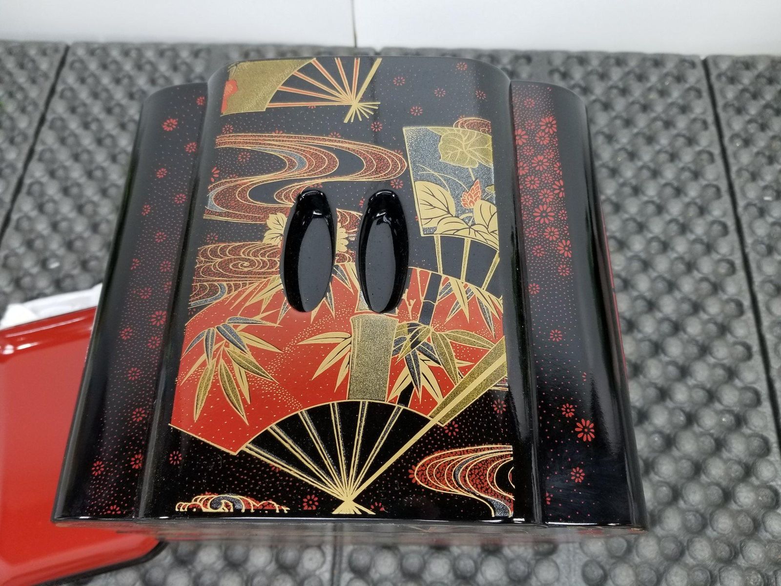 【お値下げ❣️】赤い漆器のお重箱❣️3層 扇子と花の模様　和風　お正月 お値下げ❣️】赤い漆器のお重箱❣️3層 扇子と花の模様 和風 お正月