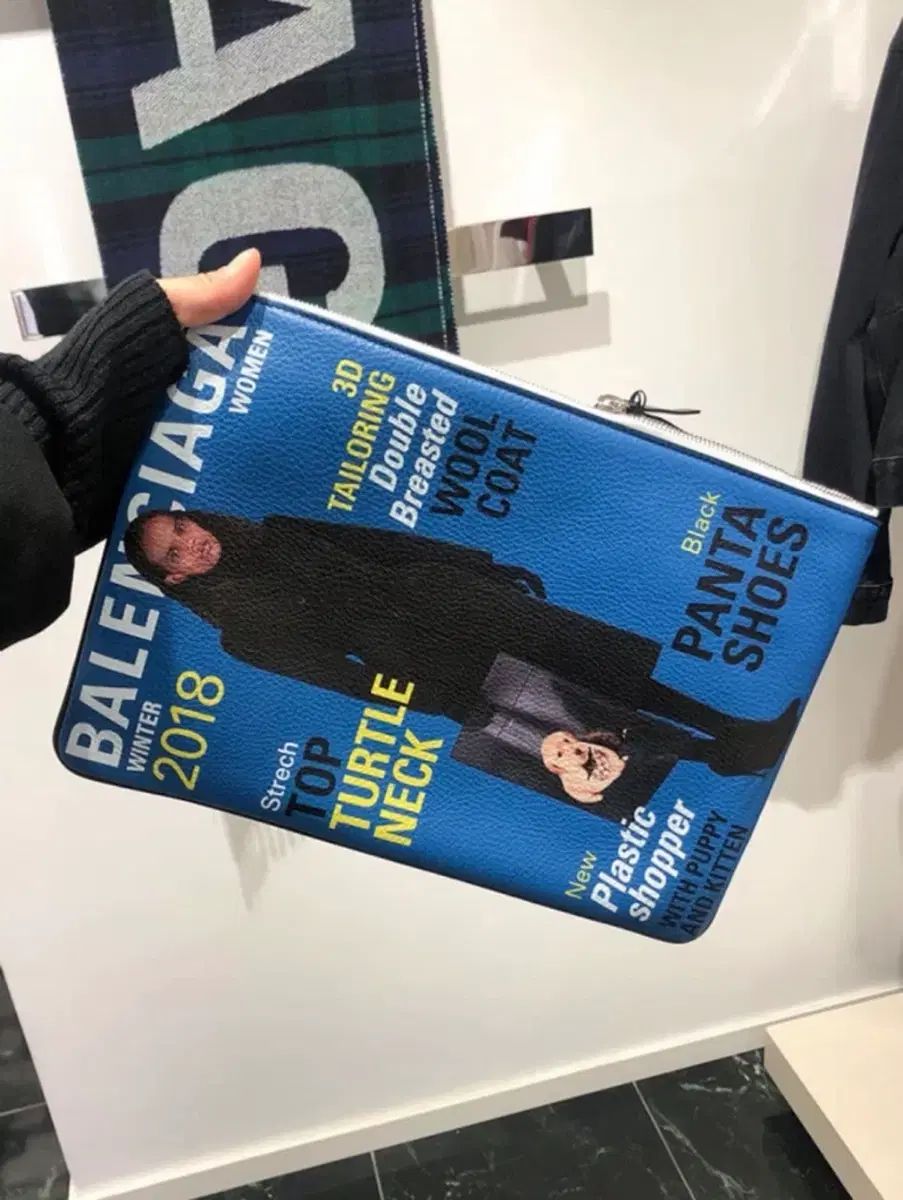 バレンシアガ マガジン プリント クラッチバッグ