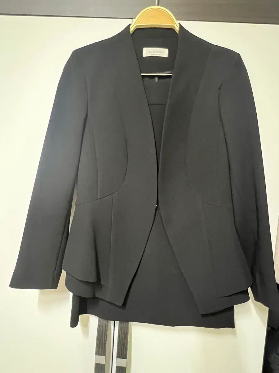 Via Voo Gel ブラック スカート スーツ セットアップ