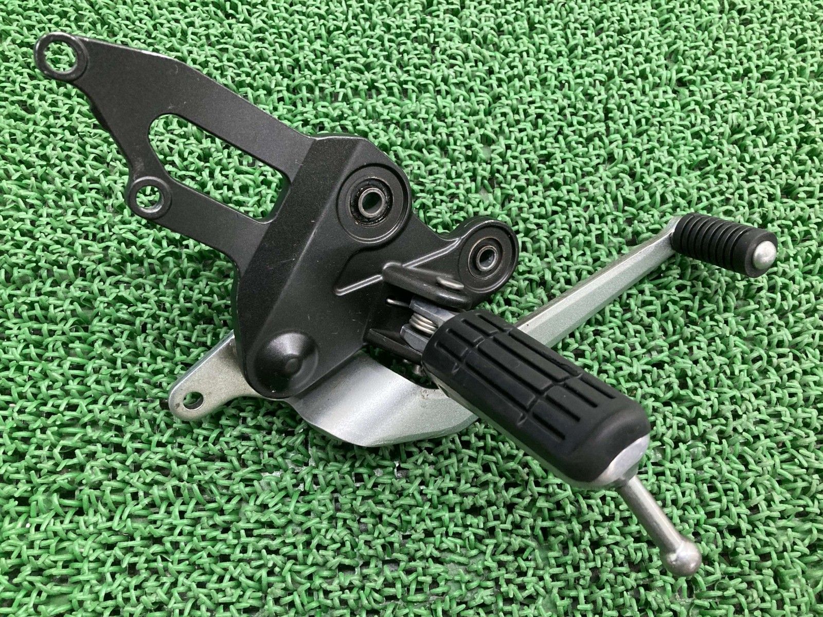 MT-07 ステップホルダー 右 1WS ヤマハ 純正 中古 バイク 部品 RM07J メインステップ ブレーキペダル ペグ 曲がり無し Lm