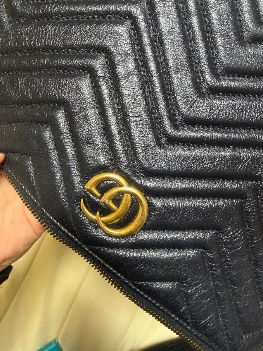 ブラック ポーチ