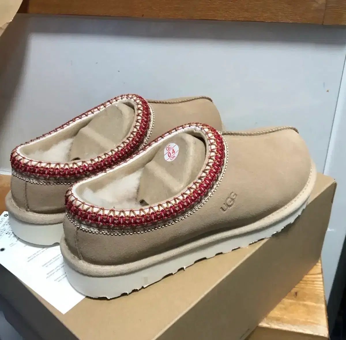 アグ240 タスマン 2 サンド ダーク チェリー