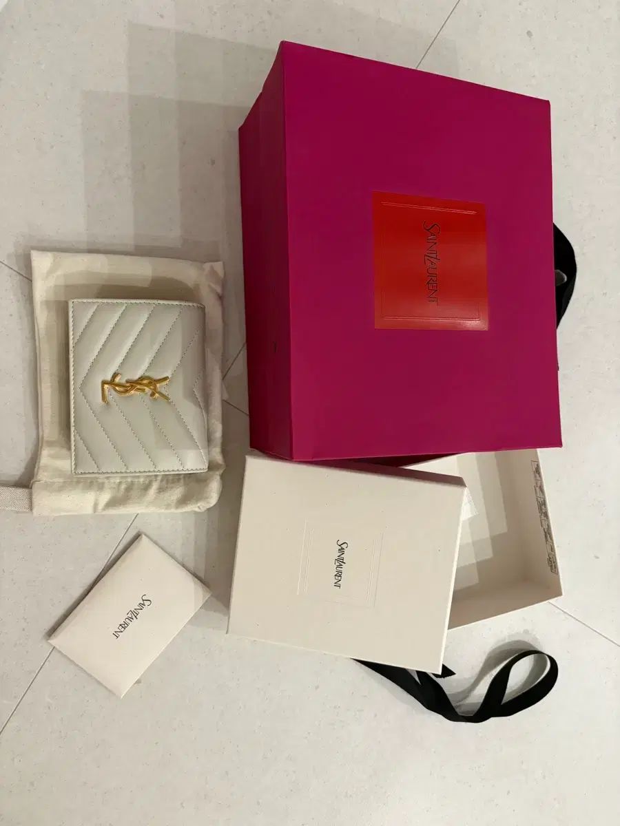 サンローラン カサンドラ マトラッセ フラップ カード ケース 財布 キルト ラムスキン 白