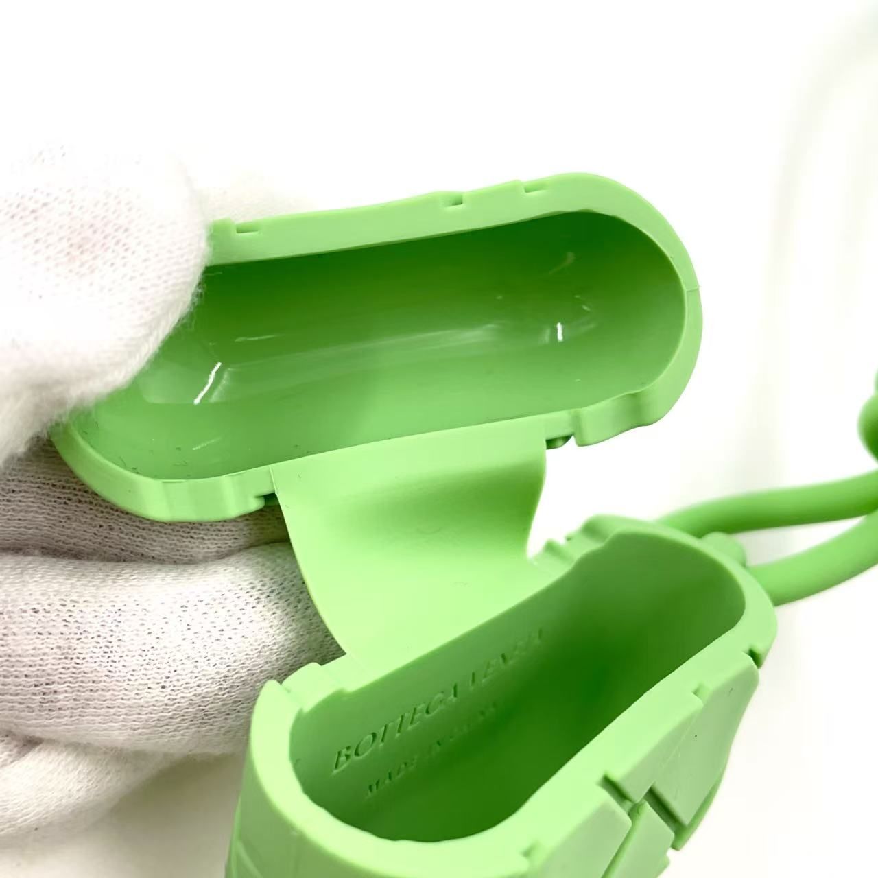 BOTTEGA VENETA イントレチャート イヤホンケース ラバー ライト