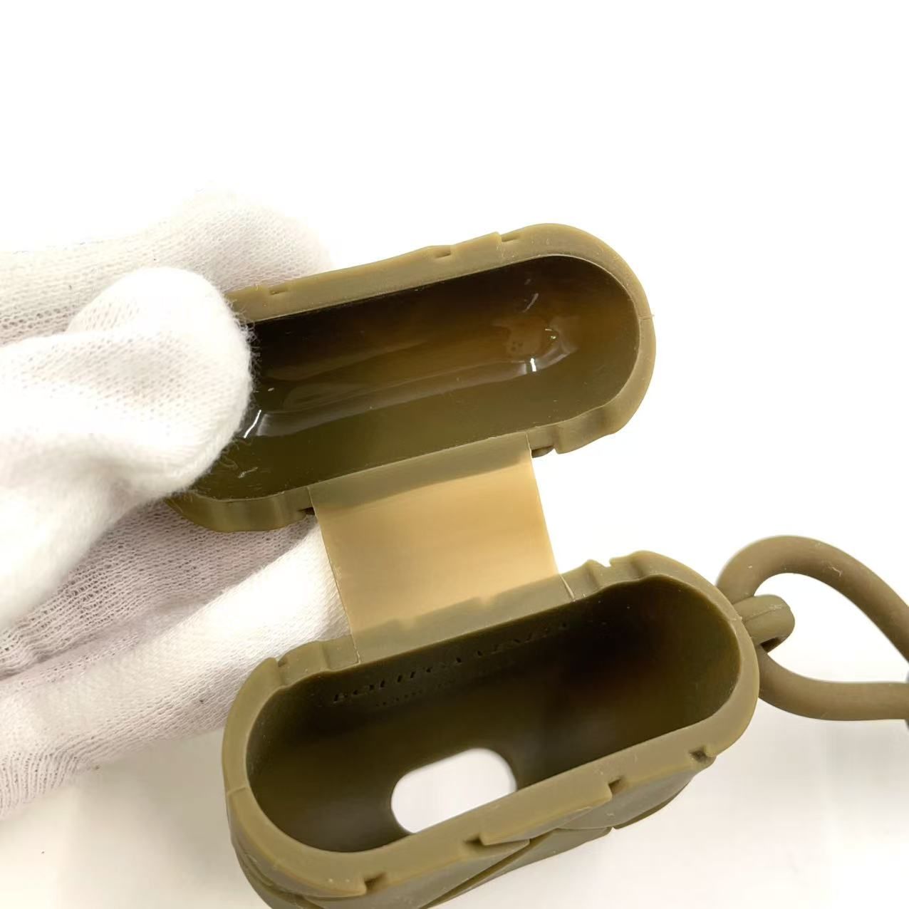 BOTTEGA VENETA イントレチャート イヤホンケース ラバー ブラウン