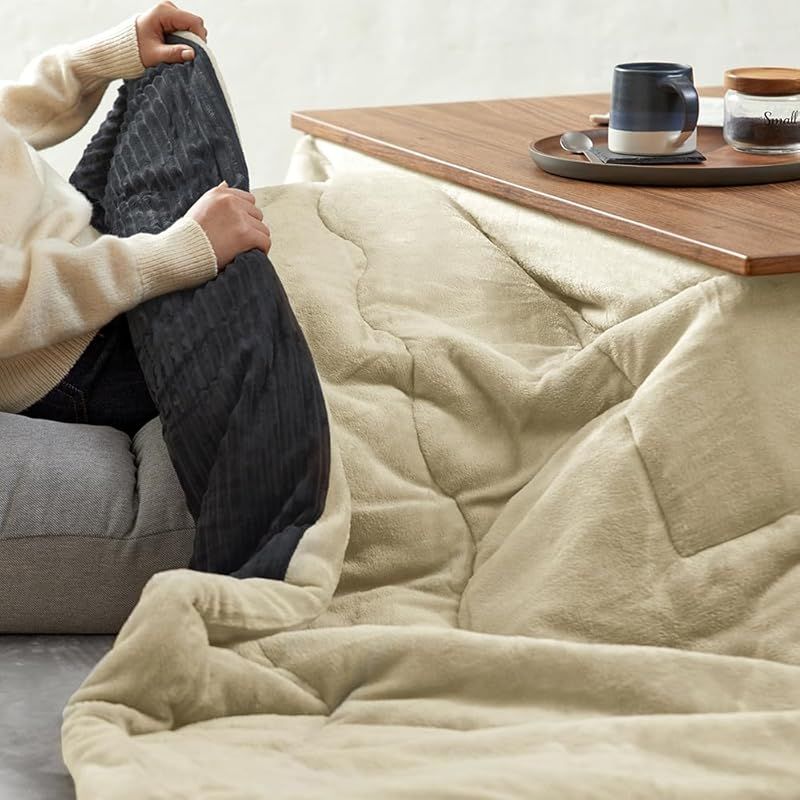 アイリスオーヤマ こたつ掛け布団 正方形 落ち着きのある上品なデザイン リバーシブル コーデュロイ フランネル 吸湿発熱生地と蓄熱わたで暖かさキープ 家庭洗濯可 インテリアに馴染む こだわりのあたたかさ ダークグレー ライトブラウン KKB-C 19