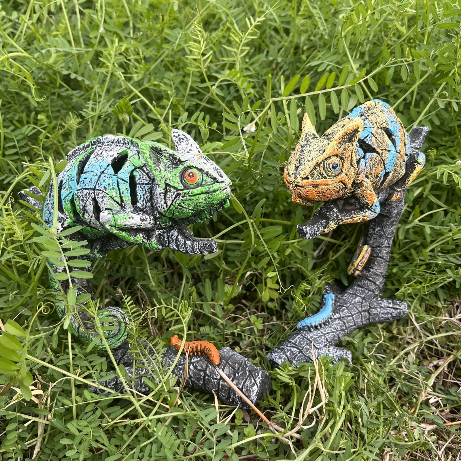 置物 オブジェ ガーデンオーナメント 枝に乗っているカメレオン 爬虫類