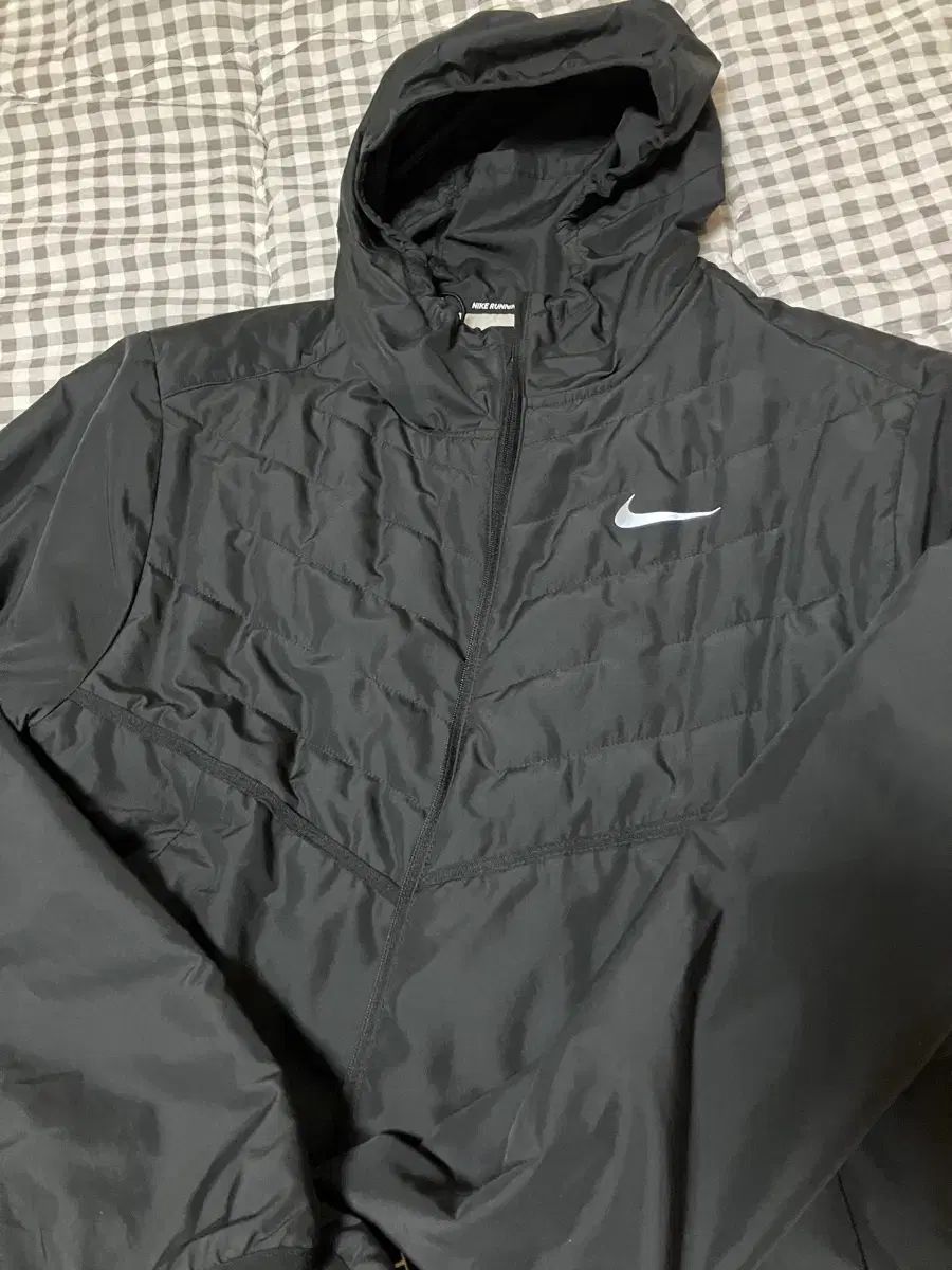 ナイキ サーマフィット レペル シンセティックフィル ランニング ジャケット ブラック