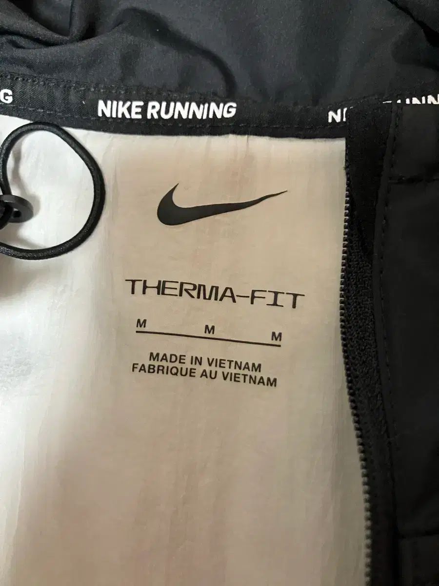ナイキ サーマフィット レペル シンセティックフィル ランニング ジャケット ブラック