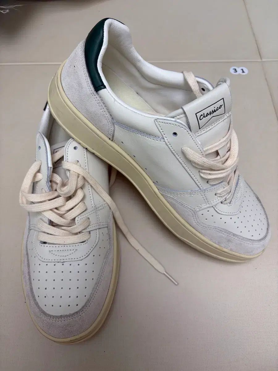 Autry Classico 白 スニーカー