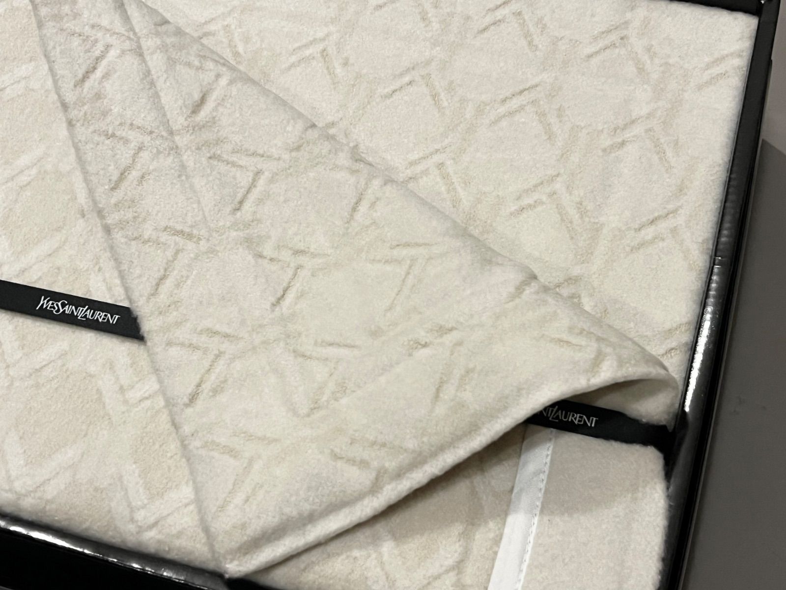 YVES SAINT LAURENT 絹100% シルク毛布 品番 3121-7215-20 カラー