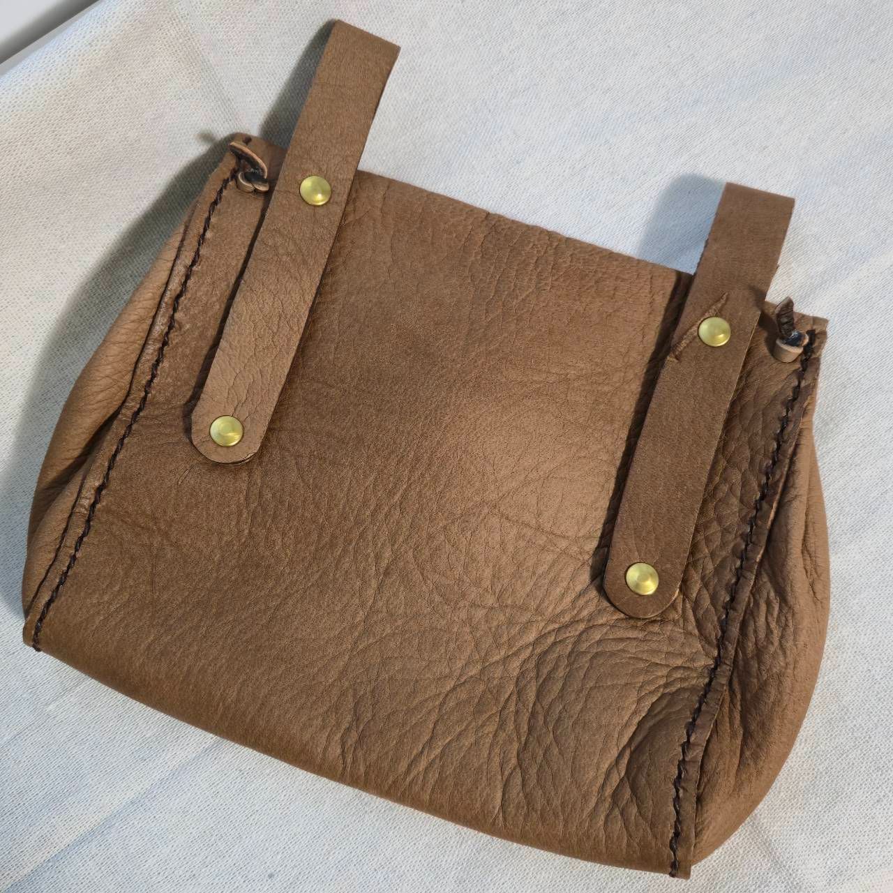 鹿革のメディスンポーチ レッドアゲートの鹿角コンチョ