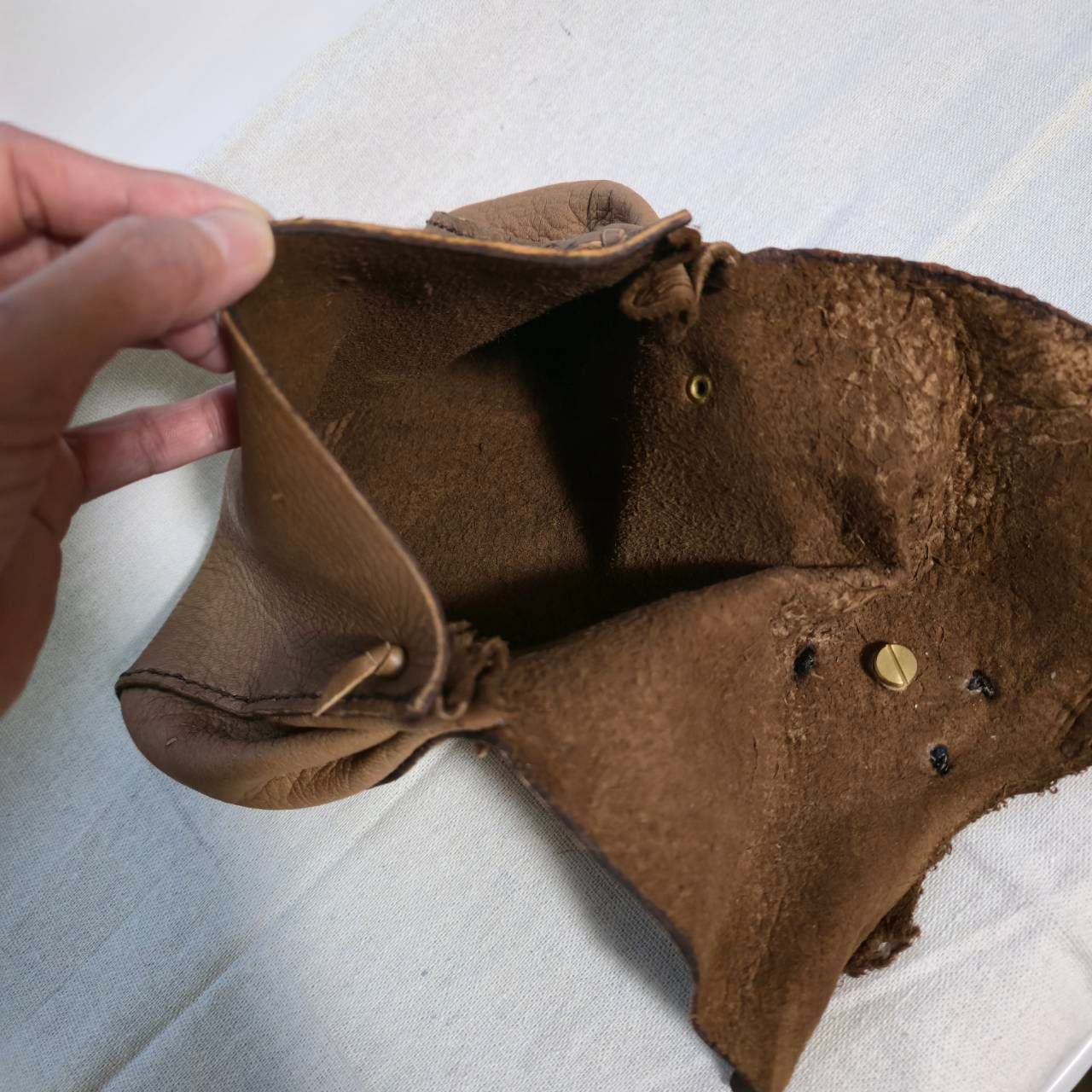 鹿革のメディスンポーチ レッドアゲートの鹿角コンチョ