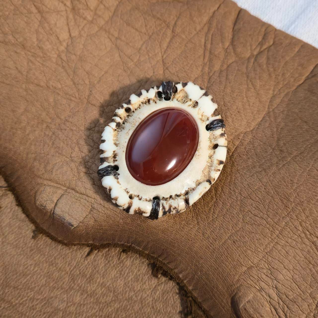 鹿革のメディスンポーチ レッドアゲートの鹿角コンチョ