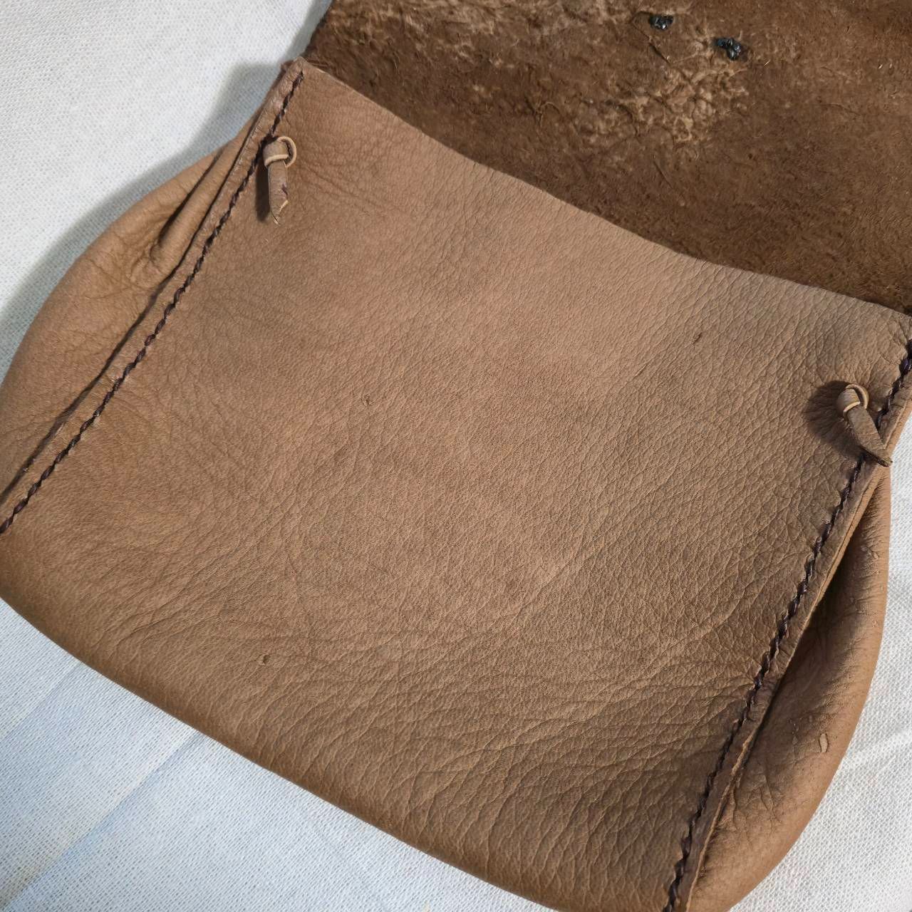 鹿革のメディスンポーチ レッドアゲートの鹿角コンチョ