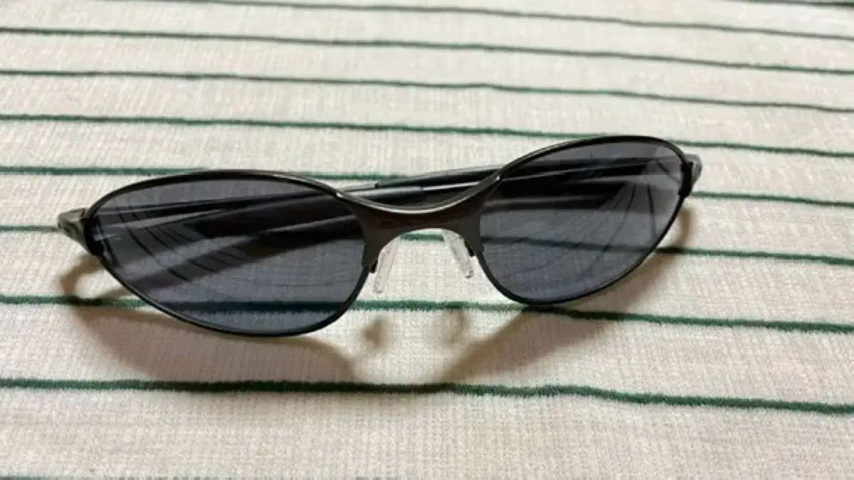 稀少 未使用品 レアモデル OAKLEY C WIRE ビンテージ オークリー oakley c wire archive 90s 00s FRAME COLOR: Platinum LENS COLOR