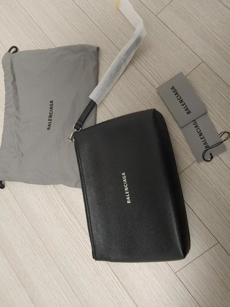 バレンシアガ メンズ バッグ クラッチ