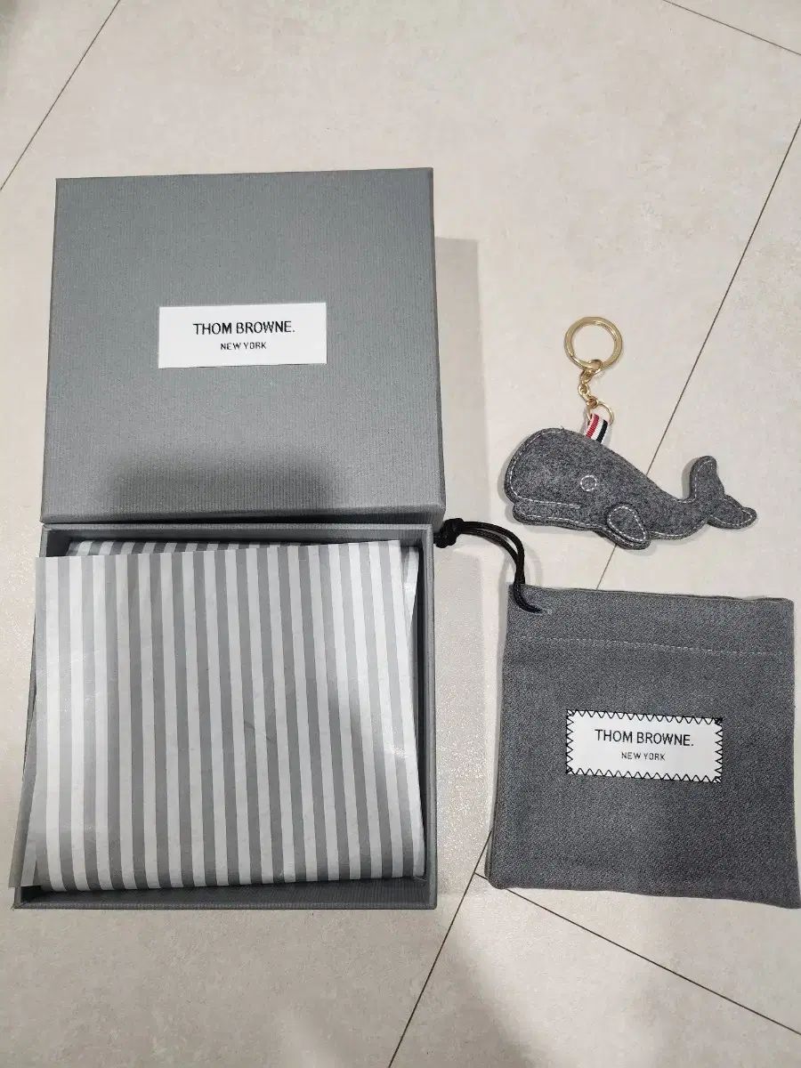 トム ブラウン ポップアップ VIP モデル キーホルダー ゴー ホエール