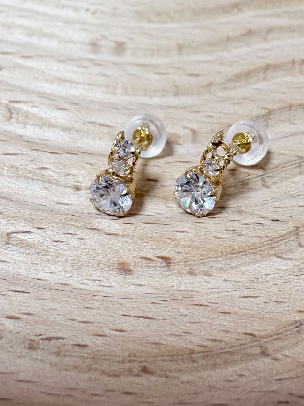 K 18 キュービックピアス ねじりデザイン 9. 刻印あり 18金