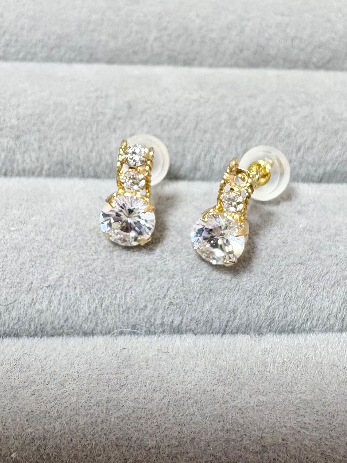 K 18 キュービックピアス ねじりデザイン 9. 刻印あり 18金