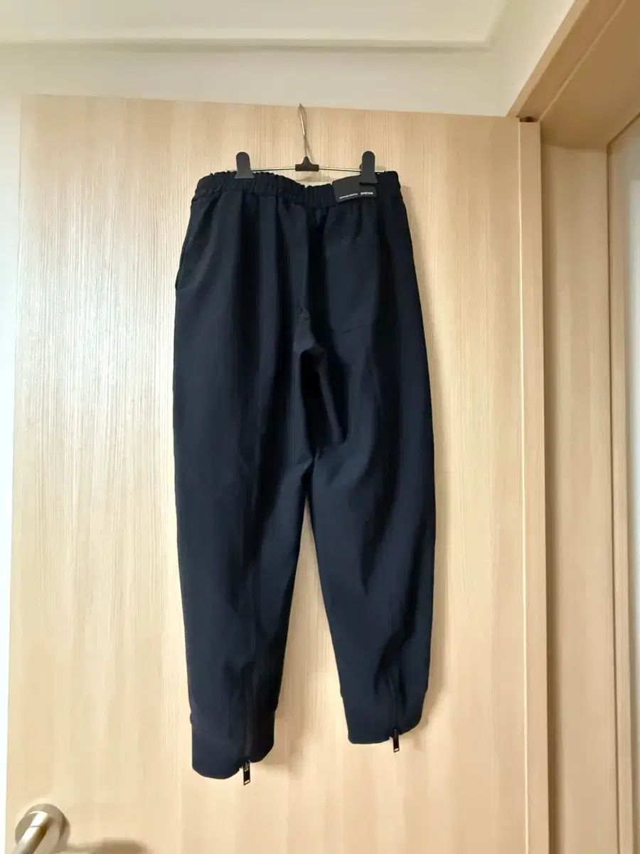 システム ブラック ジョガー パンツ