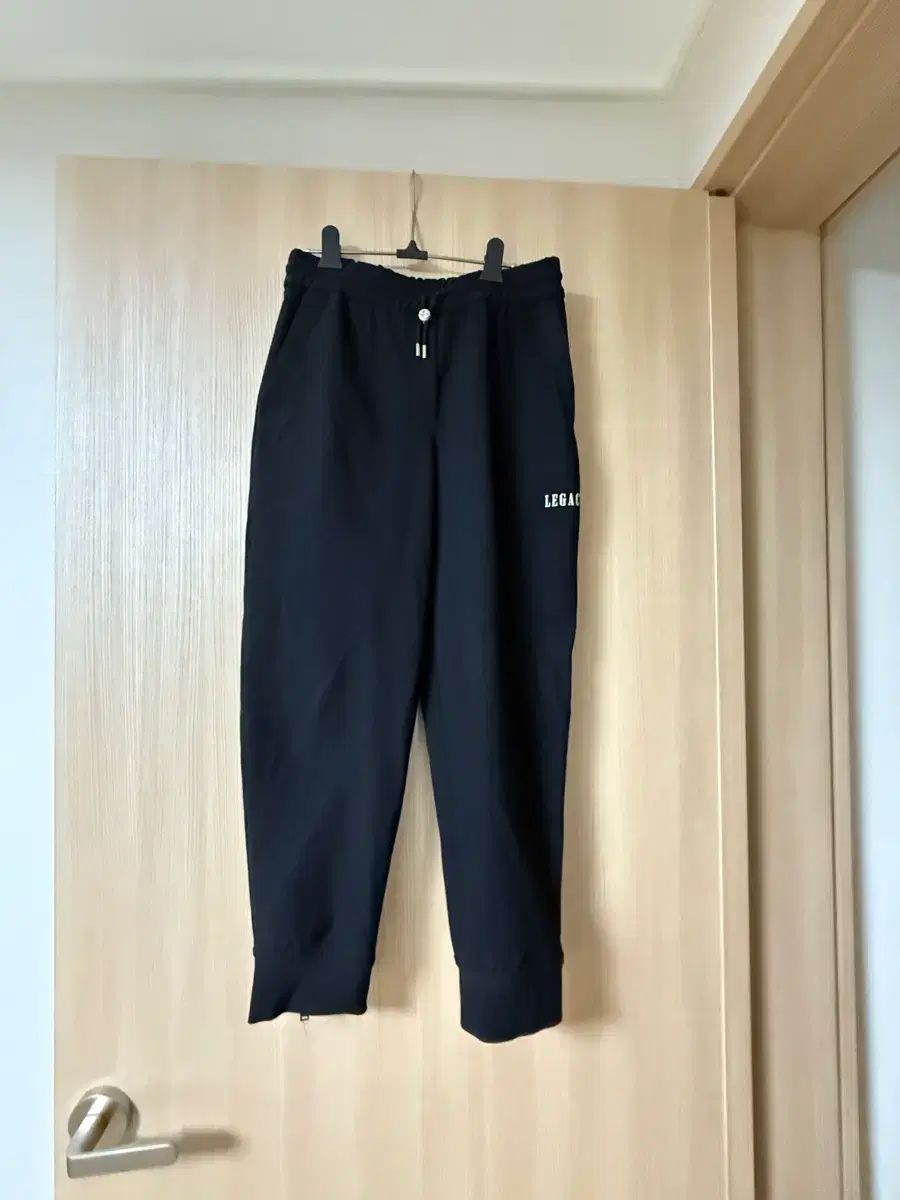 システム ブラック ジョガー パンツ