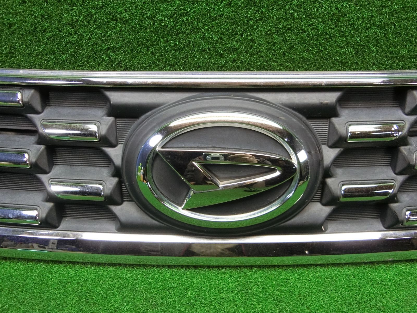 12684] 送料無料 ダイハツ ムーヴ LA150S フロントグリル 53105-B2251