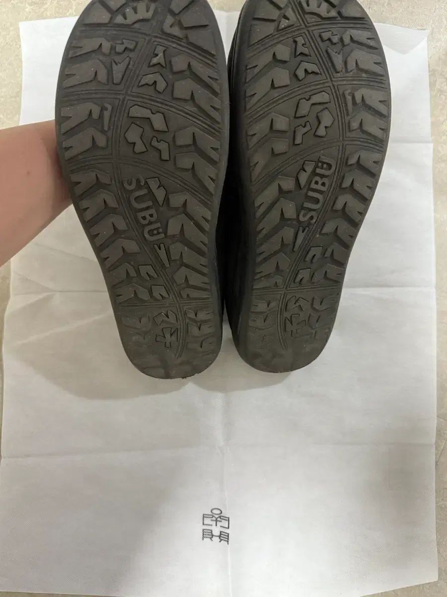 4 ポリテル スブ パデッド スリッパ ブラック レタリング