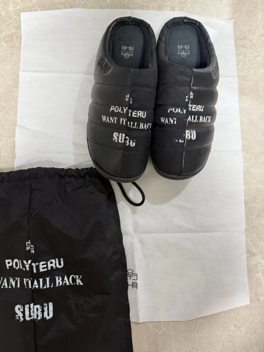 4 ポリテル スブ パデッド スリッパ ブラック レタリング