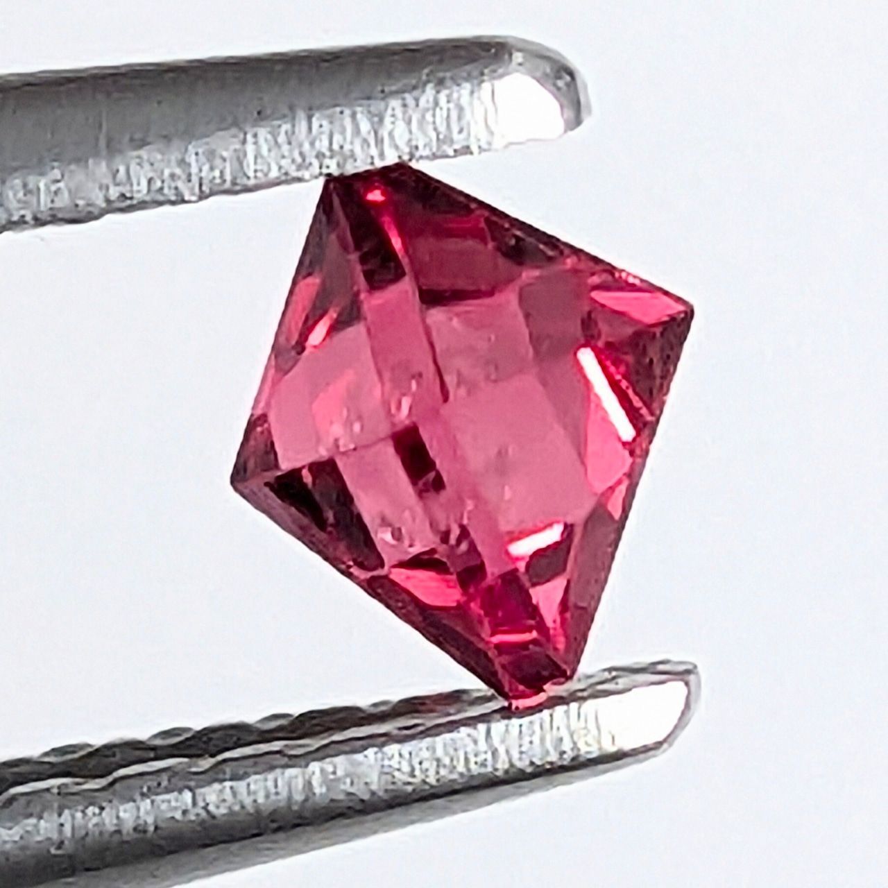 スピネル原石 ミャンマー・モゴック産【0.29ct】PRO207518 - メルカリ