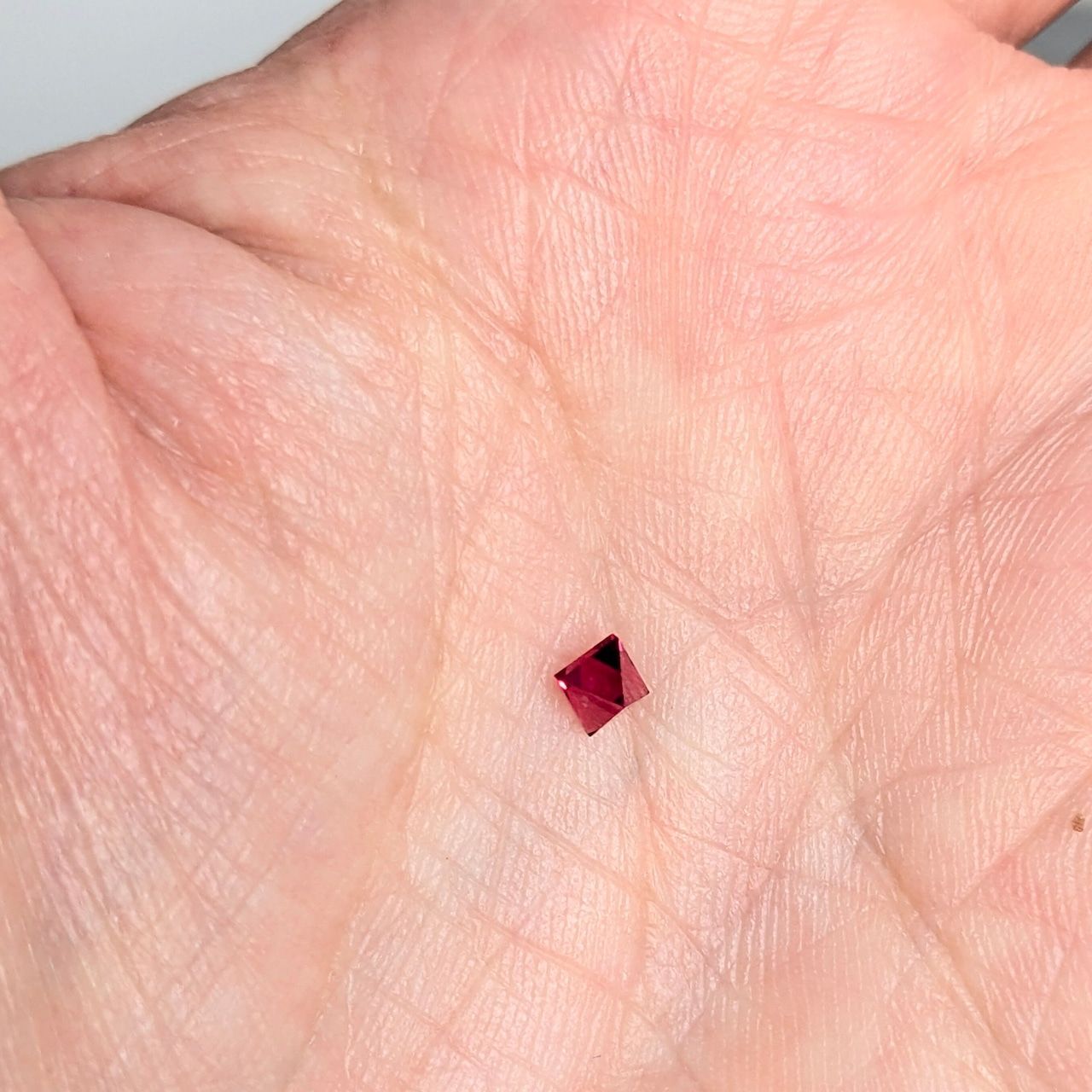 スピネル原石 ミャンマー・モゴック産【0.29ct】PRO207518 - メルカリ