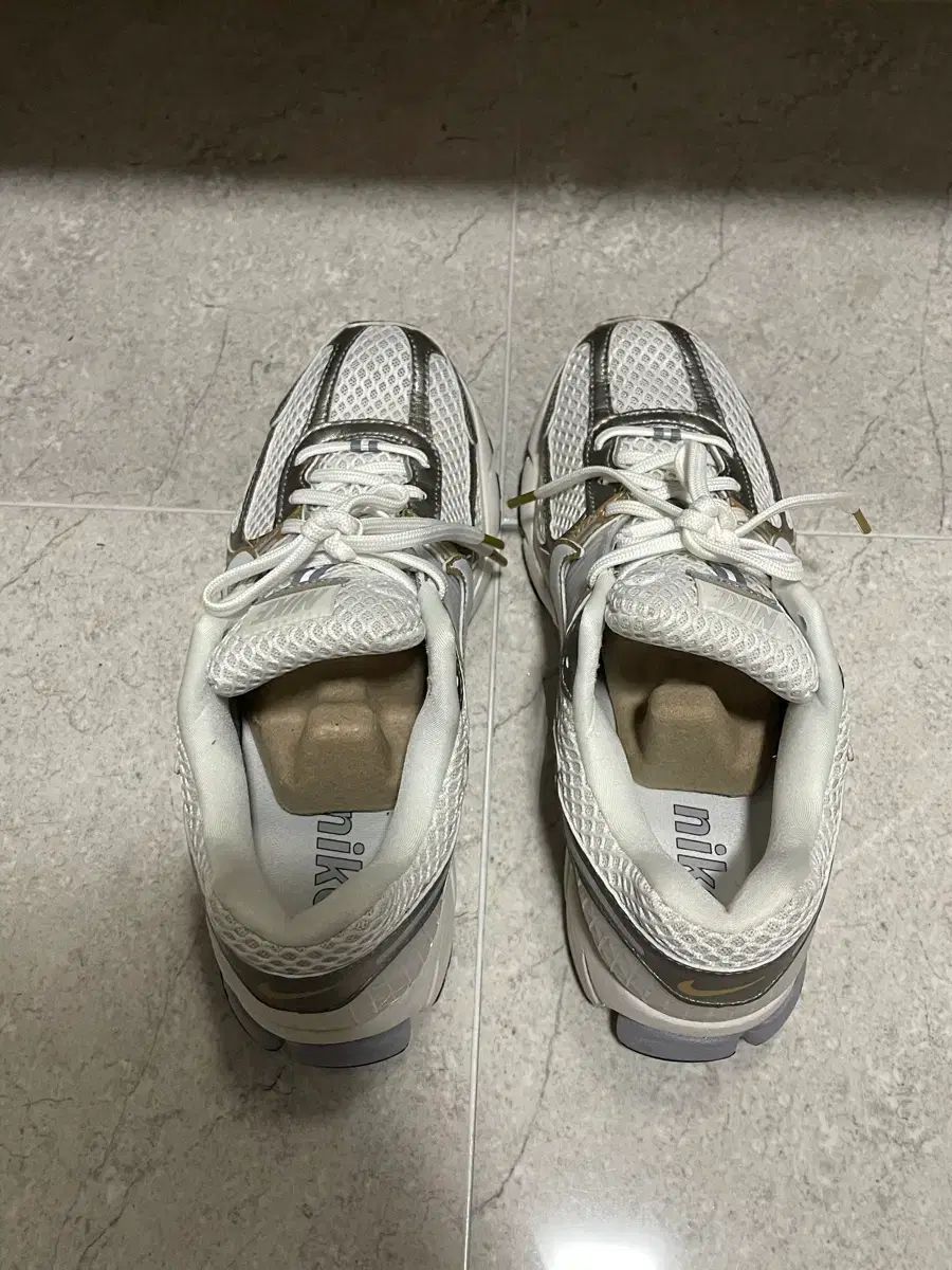 275 NIKE ズーム ボメロ5 スニーカー - メルカリ