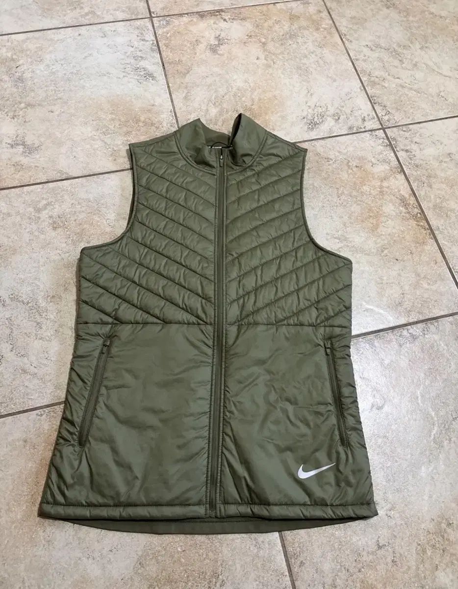 ナイキ ランニング エアロレイヤー ダウン ベスト